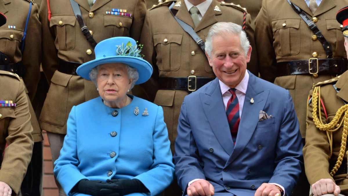 Queen Elizabeth II. und ihr Sohn Prinz Charles. (Foto)