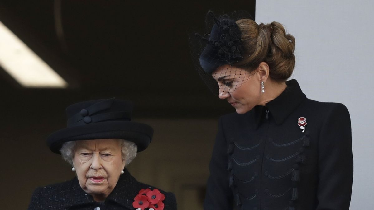 In der aktuellen Krise setzt Queen Elizabeth II. (l.) auf Kate Middleton (r.) (Foto)