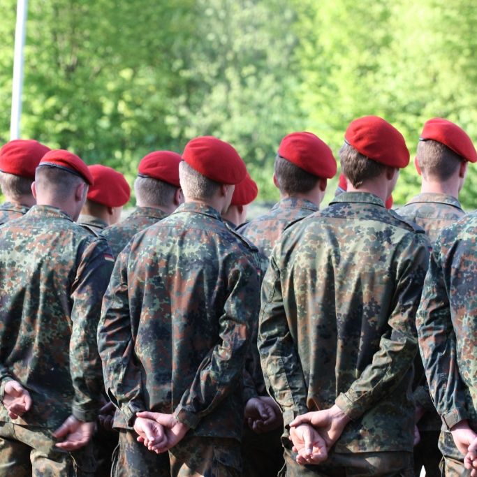 Soldaten sollen Hitler-Gruß auf Feier gezeigt haben Soldaten sollen Hitler-Gruß auf Feier gezeigt haben (Foto)