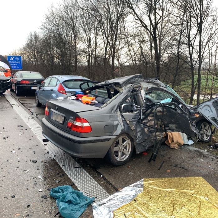 Massenkarambolage auf A29 wegen Hagelschauer! 1 Toter und 11 Verletzte Massenkarambolage auf A29 wegen Hagelschauer! 1 Toter und 11 Verletzte (Foto)