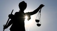 Am Landgericht Saarbrücken ist ein 71-Jähriger des sexuellen Missbrauchs behinderter Kinder schuldig gesprochen und zu einer Haftstrafe verurteilt worden (Symbolfoto).