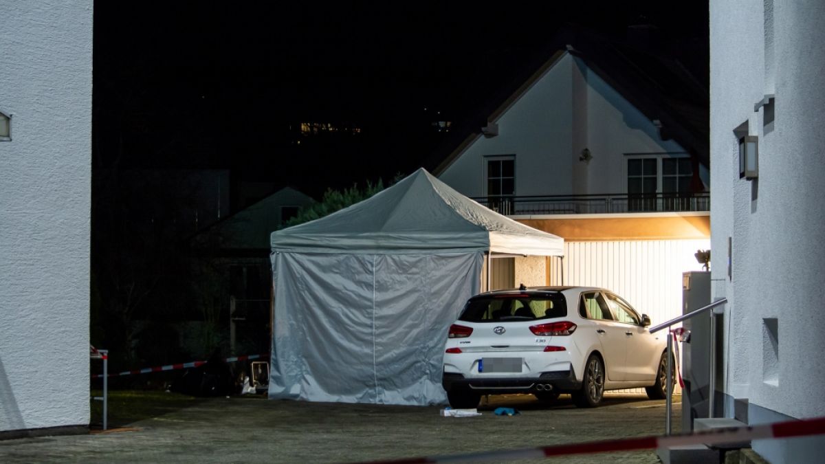 Ein Zelt der Spurensicherung steht in einem Innenhof in Idstein. (Foto)