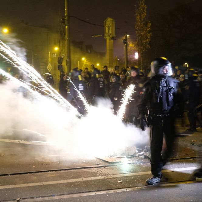 Vorwurf des versuchten Mordes bleibt bestehen nach Brutalo-Attacke auf Polizisten Vorwurf des versuchten Mordes bleibt bestehen nach Brutalo-Attacke auf Polizisten (Foto)