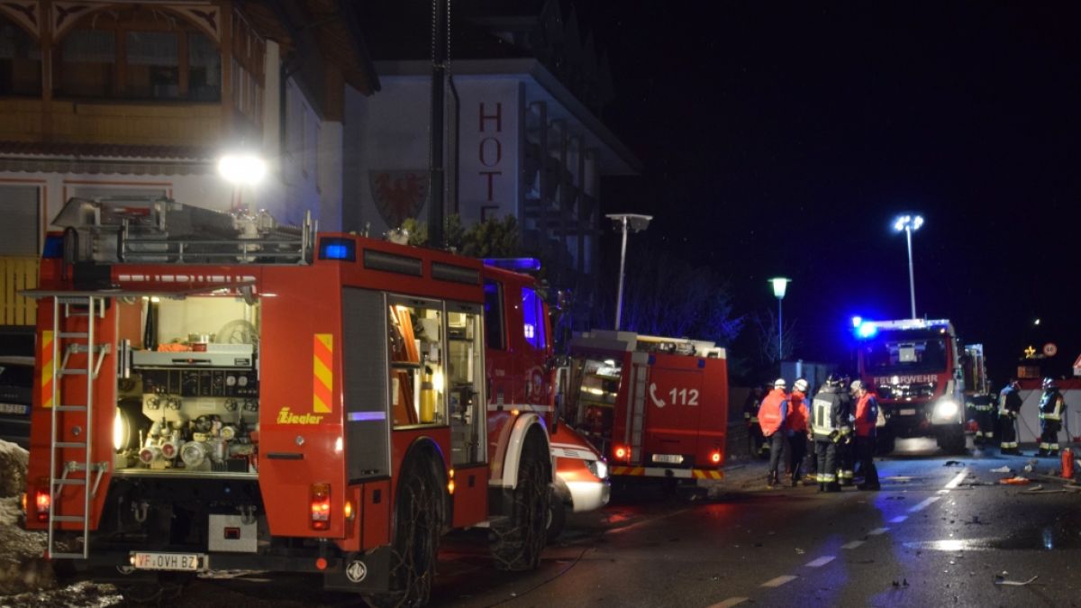 Einsatzkräfte der Freiwilligen Feuerwehr Luttach sichern eine Unfallstelle. (Foto)
