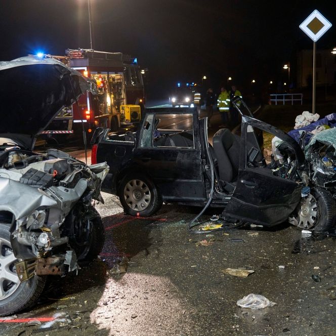 Frontal-Crash auf der Landstraße - 3 Tote Frontal-Crash auf der Landstraße - 3 Tote (Foto)