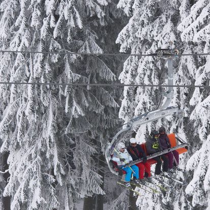9-Jährige stürzt aus Skilift! War es ein Unfall? 9-Jährige stürzt aus Skilift! War es ein Unfall? (Foto)