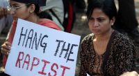 Nachdem eine 23-Jährige Ende 2012 in Indien vergewaltigt und ermordet wurde, droht ihren Peinigern die Todesstrafe.