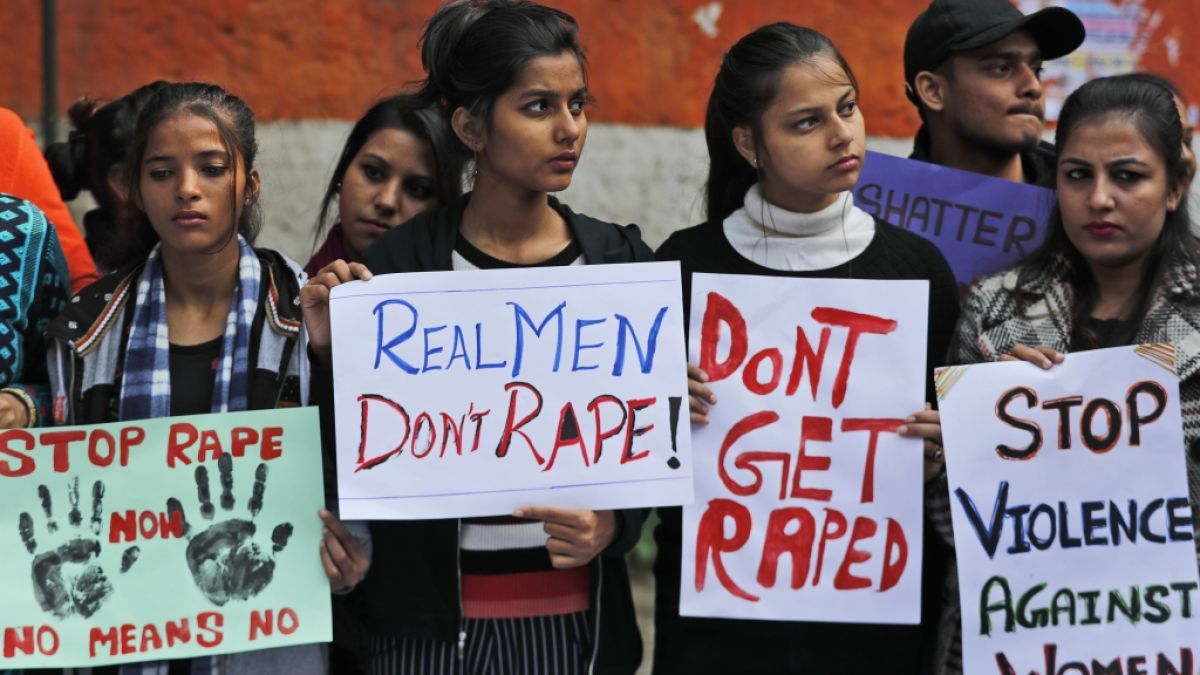 Frauen protestieren gegen Gewalt gegen Frauen in Indien. (Foto)