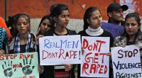 Frauen protestieren gegen Gewalt gegen Frauen in Indien.