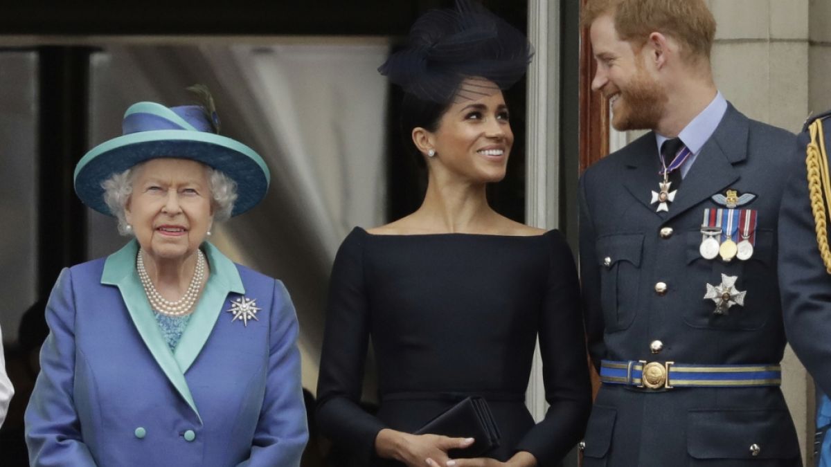 Nach dem Rückzug von Meghan Markle und Prinz Harry aus der Königsfamilie sieht die Zukunft der Monarchie einer Umfrage zufolge düster aus. (Foto)