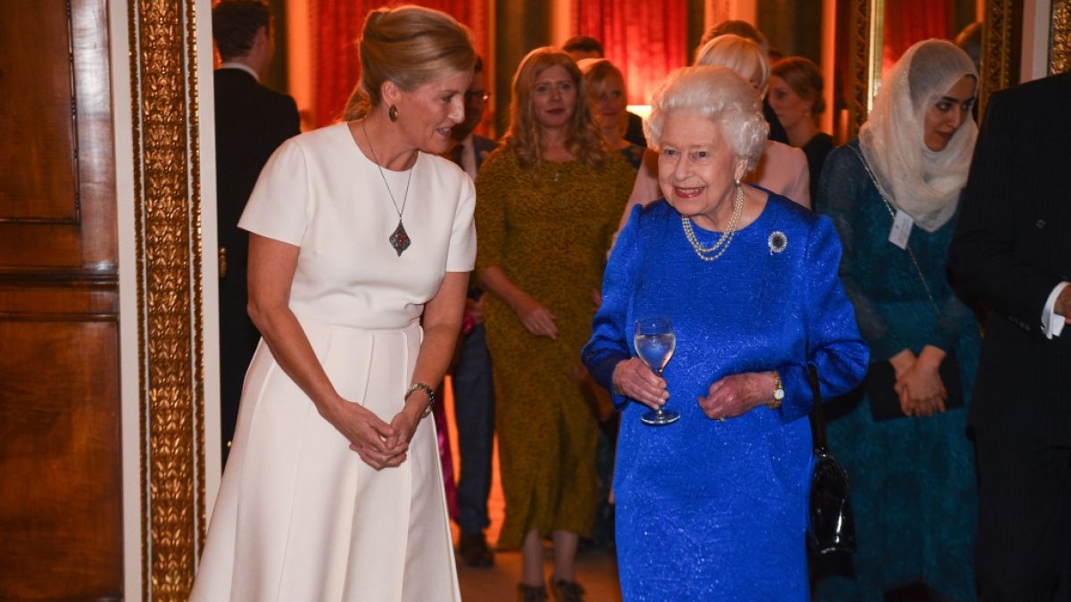 In Gegenwart ihrer Schwiegertochter Gräfin Sophie von Wessex fühlt sich Queen Elizabeth II. sichtlich wohl. (Foto)