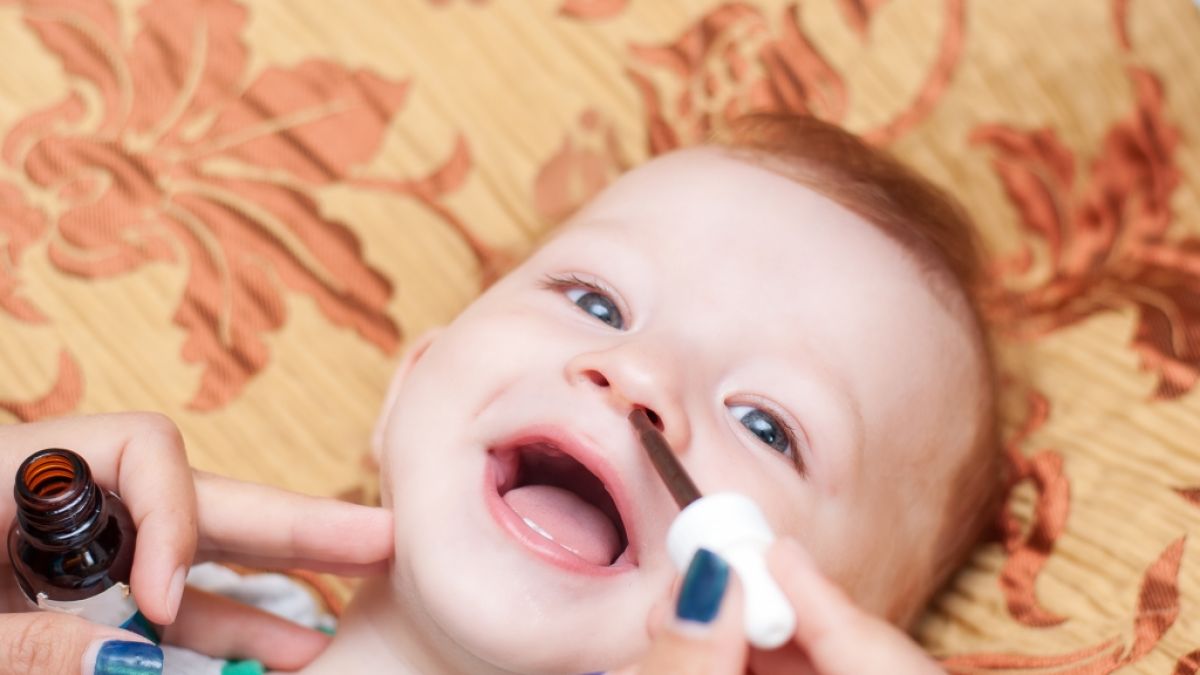 Nasentropfen können für Babys gefährliche Nebenwirkungen haben. (Foto)