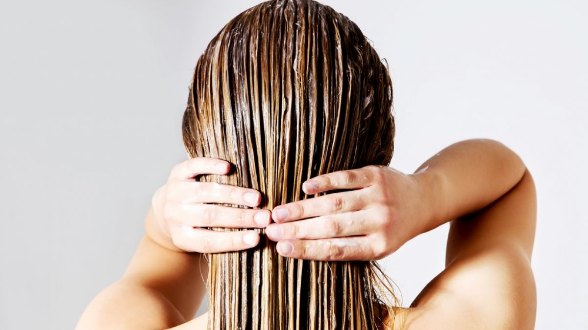 Haarspülungen sollen den Haaren Feuchtigkeit spenden, doch viele enthalten bedenklich Inhaltsstoffe. (Foto)