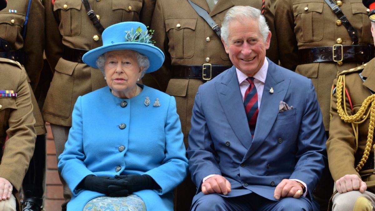 Eines kann die Queen ihrem Sohn Prinz Charles nie verzeihen. (Foto)