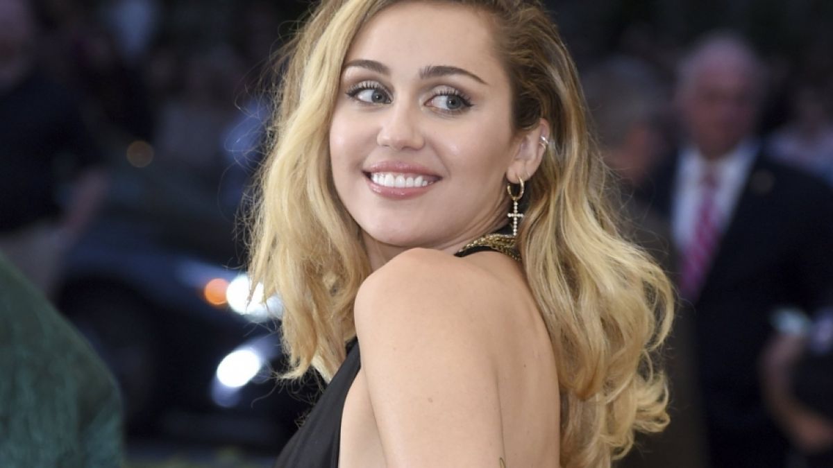 Miley Cyrus greift zur Schere. (Foto)
