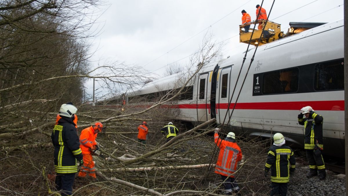 Der Deutsche Wetterdienst warnt vor Unwetter mit Orkanböen, die auch den Bahnverkehr in Mitleidenschaft ziehen könnten. (Foto)