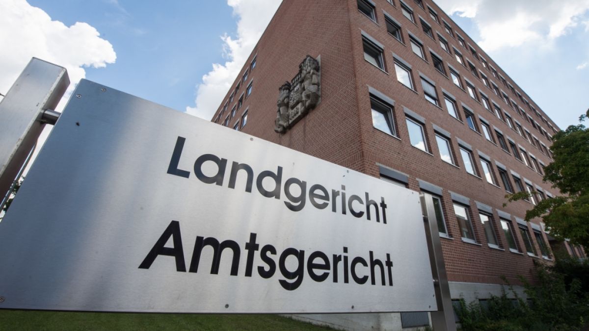 Eine 45-jährige Polizistin wird in Landshut wegen des Besitzes von Kinderpornos und Einbrüchen angeklagt. (Foto)
