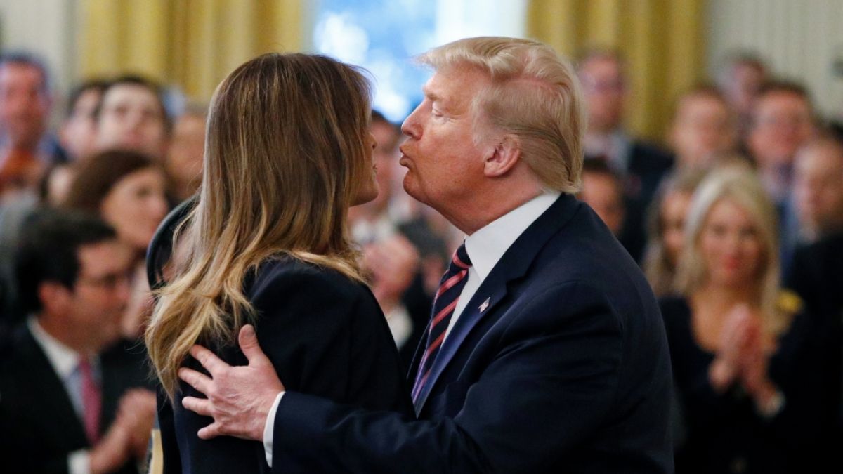 Auf diesen Kuss hatte Melania Trump gar keine Lust. (Foto)