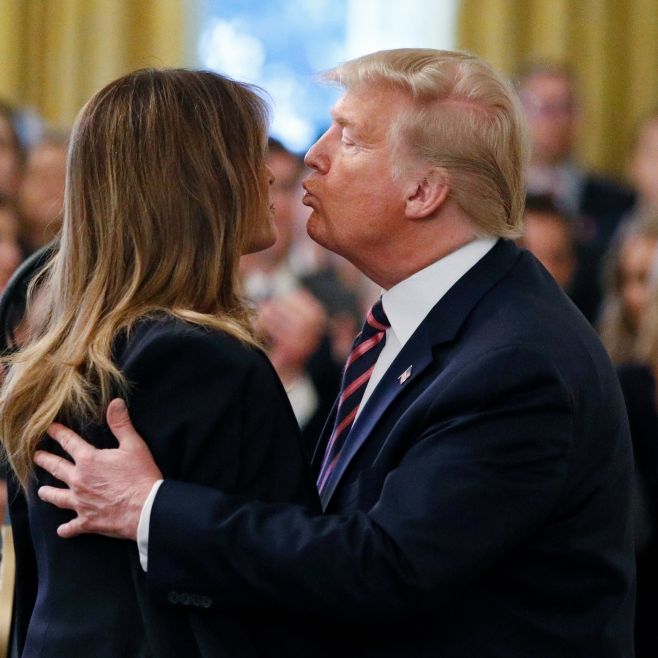 Donald Trump öffentlich bloßgestellt! DIESEN Kuss musste sie verhindern