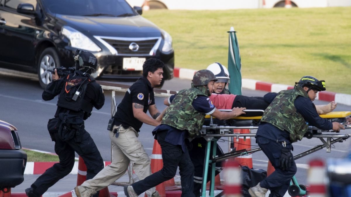 Rettungskräfte bringen eine verletzte Person in Sicherheit. Der Amoklauf in Thailand forderte 26 Menschenleben. (Foto)