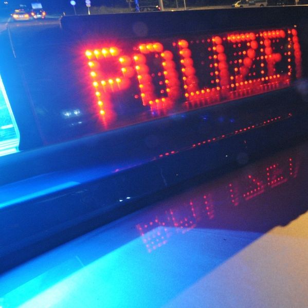 Frau (35) bei illegalem Autorennen verletzt - auch Kleinkind involviert Frau (35) bei illegalem Autorennen verletzt - auch Kleinkind involviert (Foto)