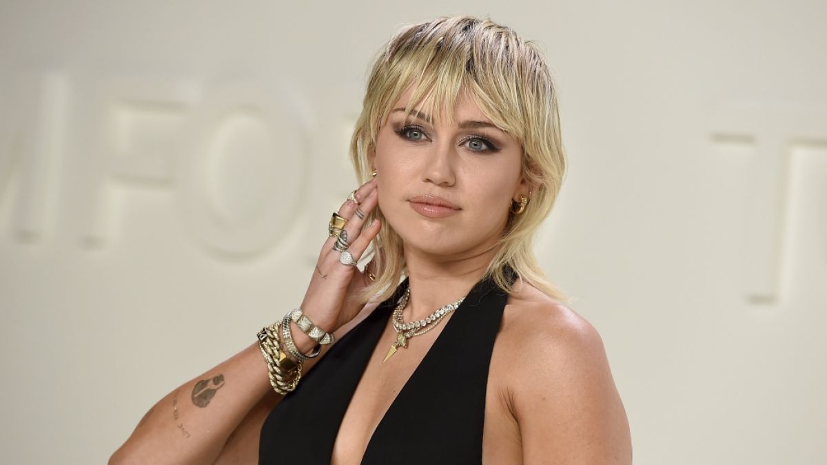 Miley Cyrus, US-amerikanische Schauspielerin und Sängerin, schockte bei der New York Fashion Week mit einem Nippel-Blitzer. (Foto)