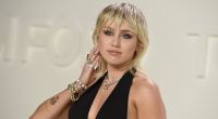 Miley Cyrus, US-amerikanische Schauspielerin und Sängerin, schockte bei der New York Fashion Week mit einem Nippel-Blitzer.