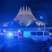Vor der Berliner Tempodrom ist am Freitagabend eine Person durch Schüsse getötet wurden, weitere Personen wurden verletzt. Vor der Berliner Tempodrom ist am Freitagabend eine Person durch Schüsse getötet wurden, weitere Personen wurden verletzt.