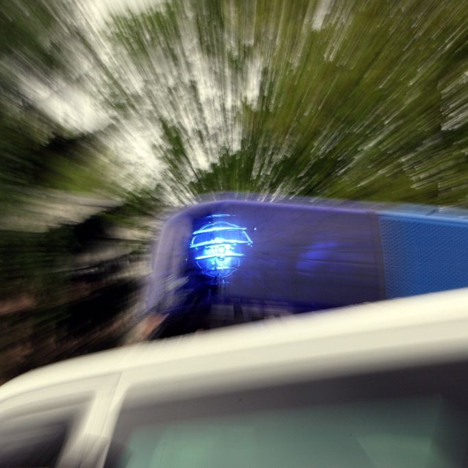 Reisebus kracht in Stauende - Polizei ermittelt gegen Busfahrer Reisebus kracht in Stauende - Polizei ermittelt gegen Busfahrer (Foto)