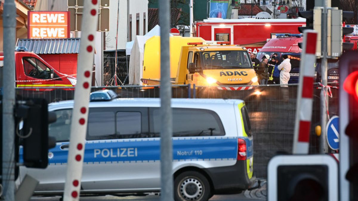 Einsatzkräfte stehen an dem Ort in Volkmarsen, wo am Vortag ein Mann mit seinem Auto in einen Karnevalsumzug gerast war und rund 30 Menschen, darunter auch Kinder, verletzte. (Foto)