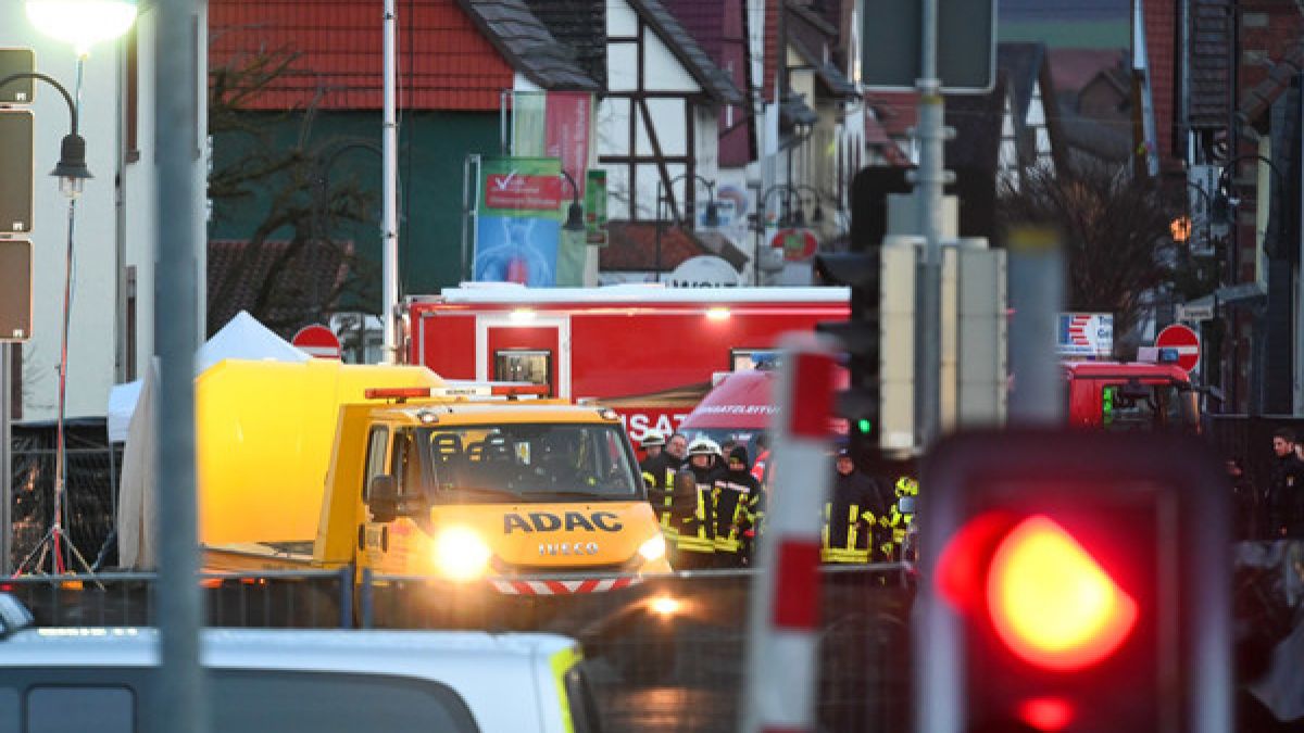 Einsatzkräfte von Polizei und Feuerwehr und ein Abschleppwagen nach der Amokfahrt in Volkmarsen. (Foto)