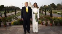 Donald Trump und seine Frau Melania Trump stehen für ein Foto vor dem Taj Mahal. US-Präsident Trump ist zu einem zweitägigen Staatsbesuch in Indien eingetroffen.