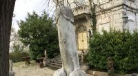 Eine zwei Meter hohe Phallus-Statue neben einem Kreuzweg in Traunkirchen. (Symbolbild)