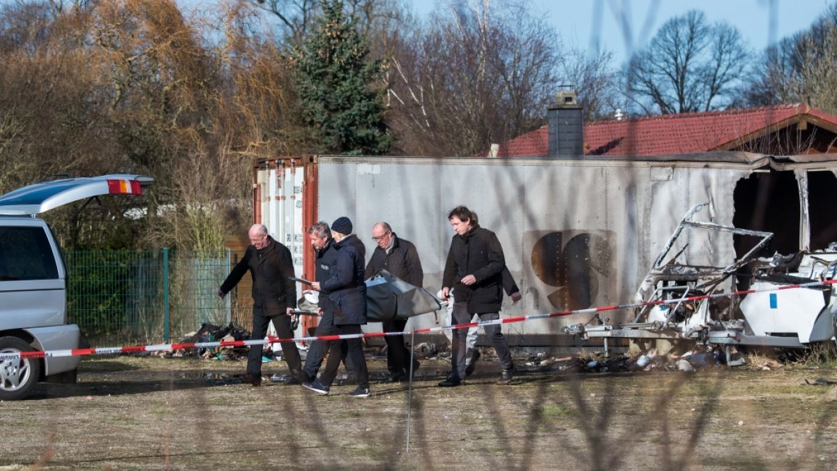Bei Löscharbeiten auf dem Hof eines Autohauses in Mölln (Schleswig-Holstein) sind zwei Leichen entdeckt worden. (Foto)