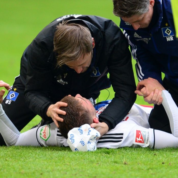 HSV-Abwehrspieler erleidet schwere Gehirnerschütterung auf dem Platz HSV-Abwehrspieler erleidet schwere Gehirnerschütterung auf dem Platz (Foto)