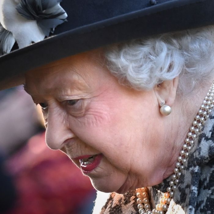Fix und fertig! DESHALB hängt die Queen durch Fix und fertig! DESHALB hängt die Queen durch (Foto)