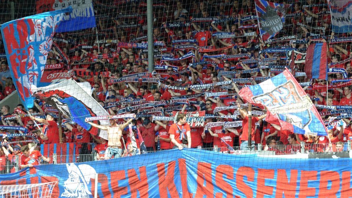 Die Fans des 1. FC Heidenheim feuern ihren Verein an. (Symbolbild) (Foto)