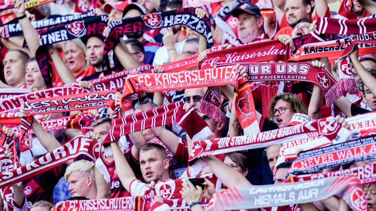 Die Fans des 1. FC Kaiserslautern jubeln ihrer Mannschaft zu. (Symbolbild) (Foto)