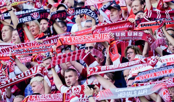 Die Fans des 1. FC Kaiserslautern jubeln ihrer Mannschaft zu. (Symbolbild)