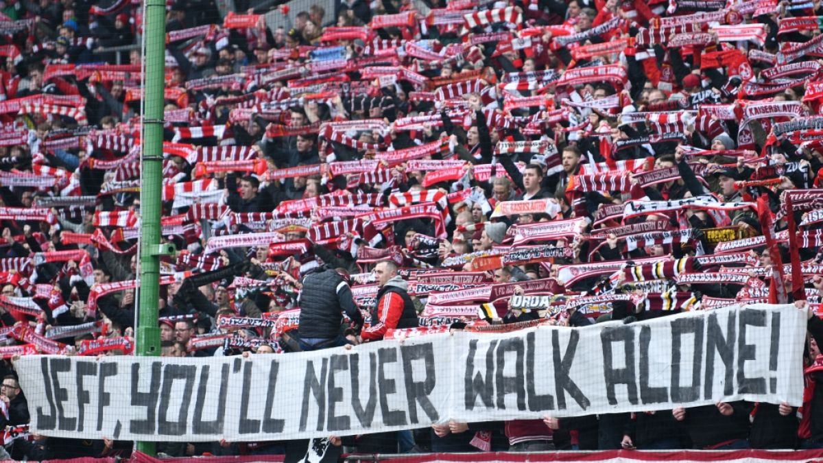 Die Kaiserslautern-Fans unterstützen ihre Mannschaft. (Symbolbild) (Foto)