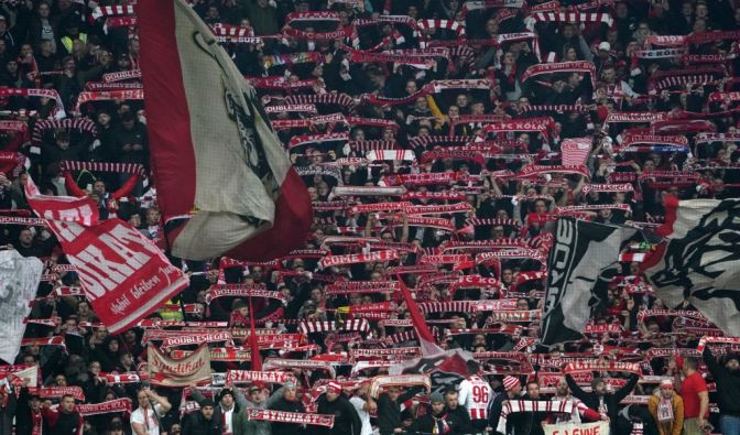 Auf der Tribüne feuern die Fans des 1. FC Köln ihre Mannschaft an. (Symbolbild)