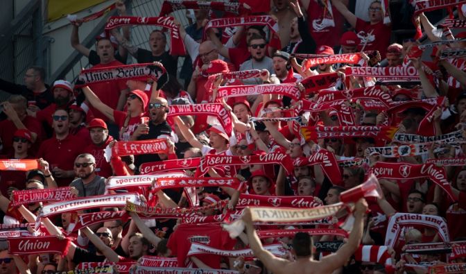 Die Fans des 1. FC Union Berlin unterstützen ihren Verein. (Symbolbild)