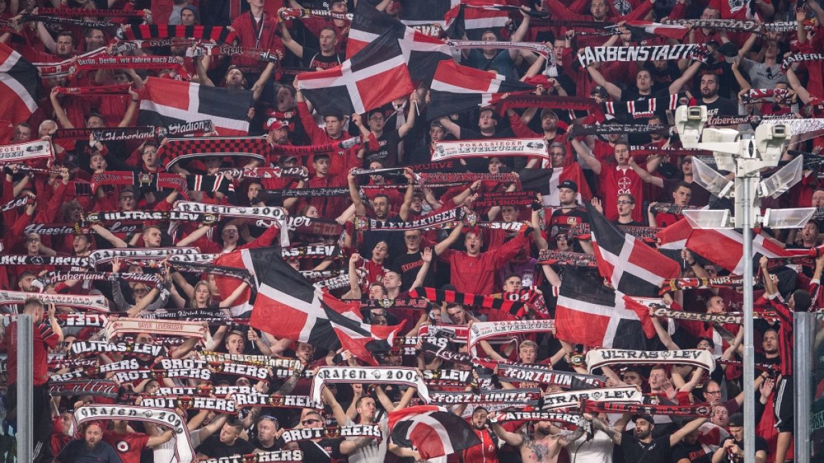 Die Fans von Bayer Leverkusen zeigen volles Engagement für ihren Verein. (Symbolbild) (Foto)