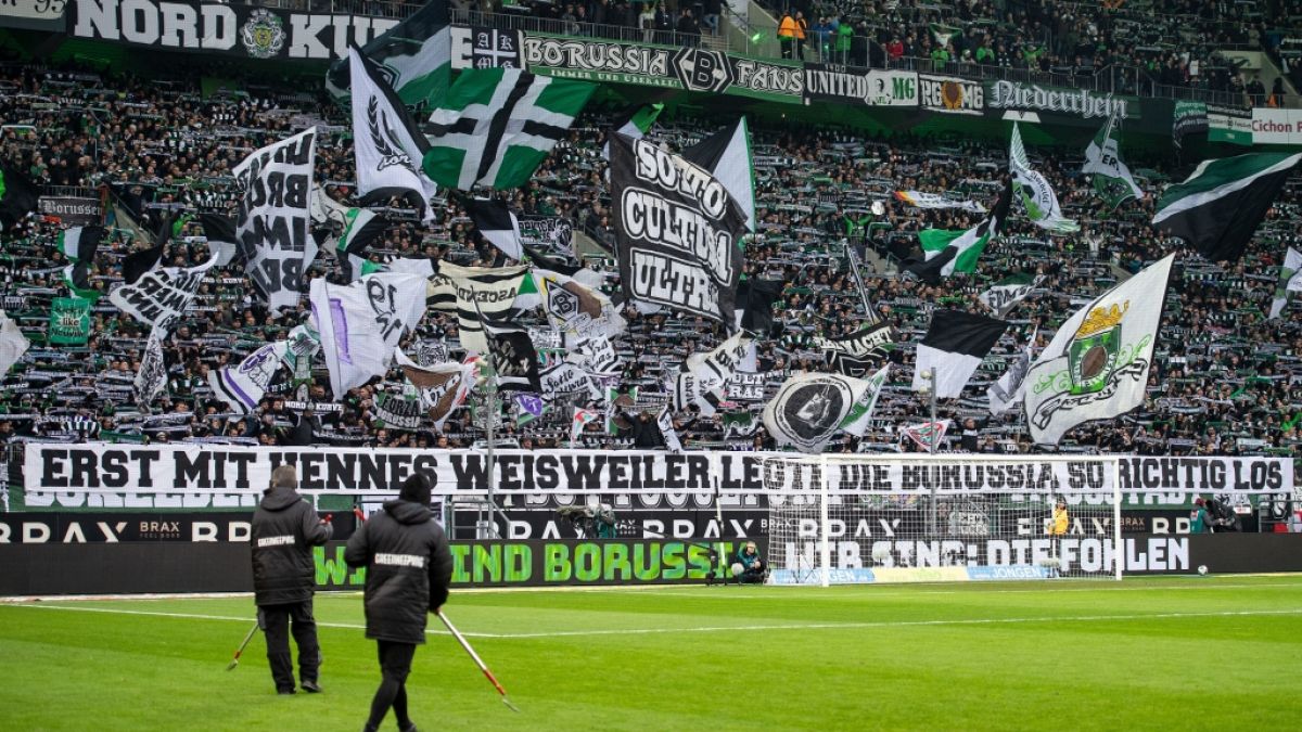 Die Fans schwenken die schwarz-grünen Fahnen von Borussia Mönchengladbach. (Symbolbild) (Foto)