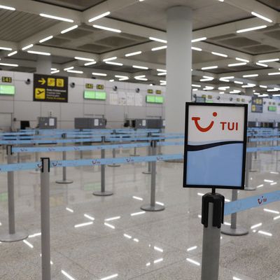 Reise-Anbieter Tui streicht fast alle Angebote - und fordert Geld vom Staat! Reise-Anbieter Tui streicht fast alle Angebote - und fordert Geld vom Staat! (Foto)