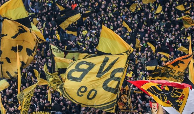 Mit wehenden Fahnen stehen die Fans des BVB hinter ihrer Mannschaft. (Symbolbild)