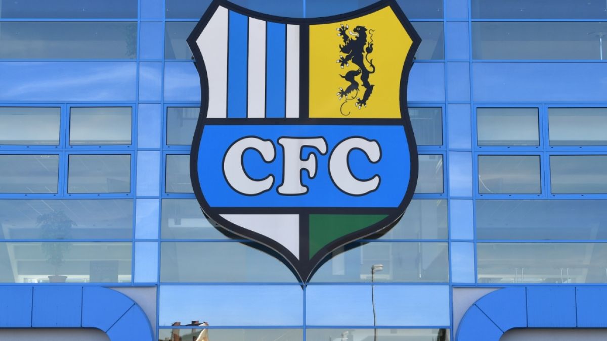Das Wappen der Mannschaft ziert das Stadion an der Gellertstraße in dem der Chemnitzer FC seine Heimspiele hat. (Symbolbild) (Foto)