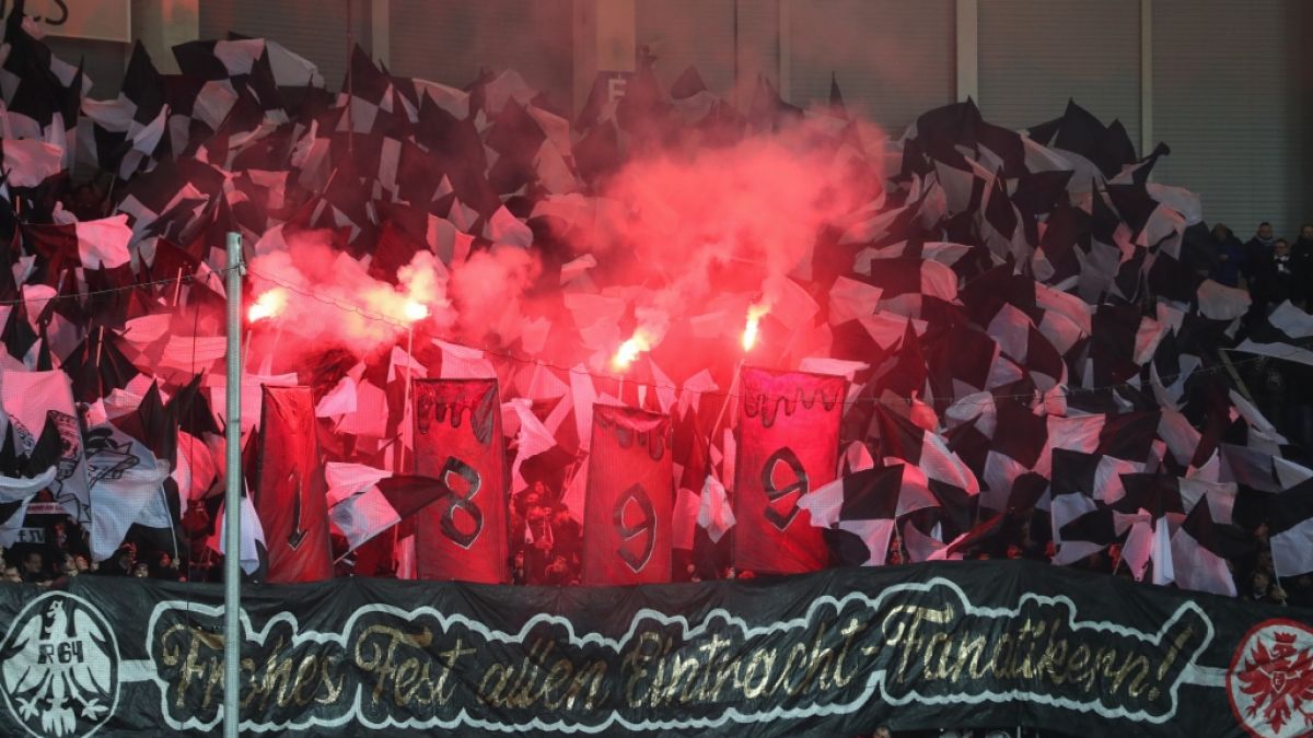 Auf den Rängen feuern die Fans von Eintracht Frankfurt ihr Team an. (Symbolbild) (Foto)