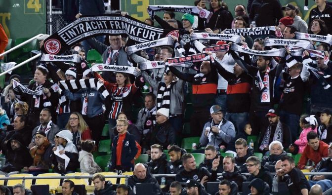 Für ihren Verein Eintracht Frankfurt reißen die Fans ihre Schals in die Höhe. (Symbolbild)