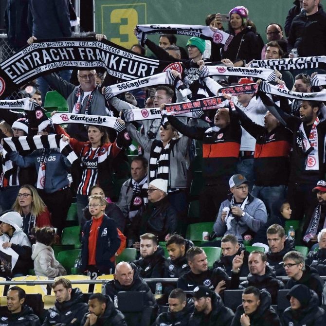 Für ihren Verein Eintracht Frankfurt reißen die Fans ihre Schals in die Höhe. (Symbolbild)